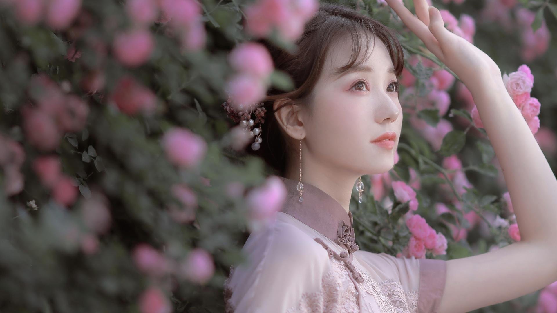 球队临场指挥反应迅速面对突发状况战术切换行云流水，足球比赛临场指挥