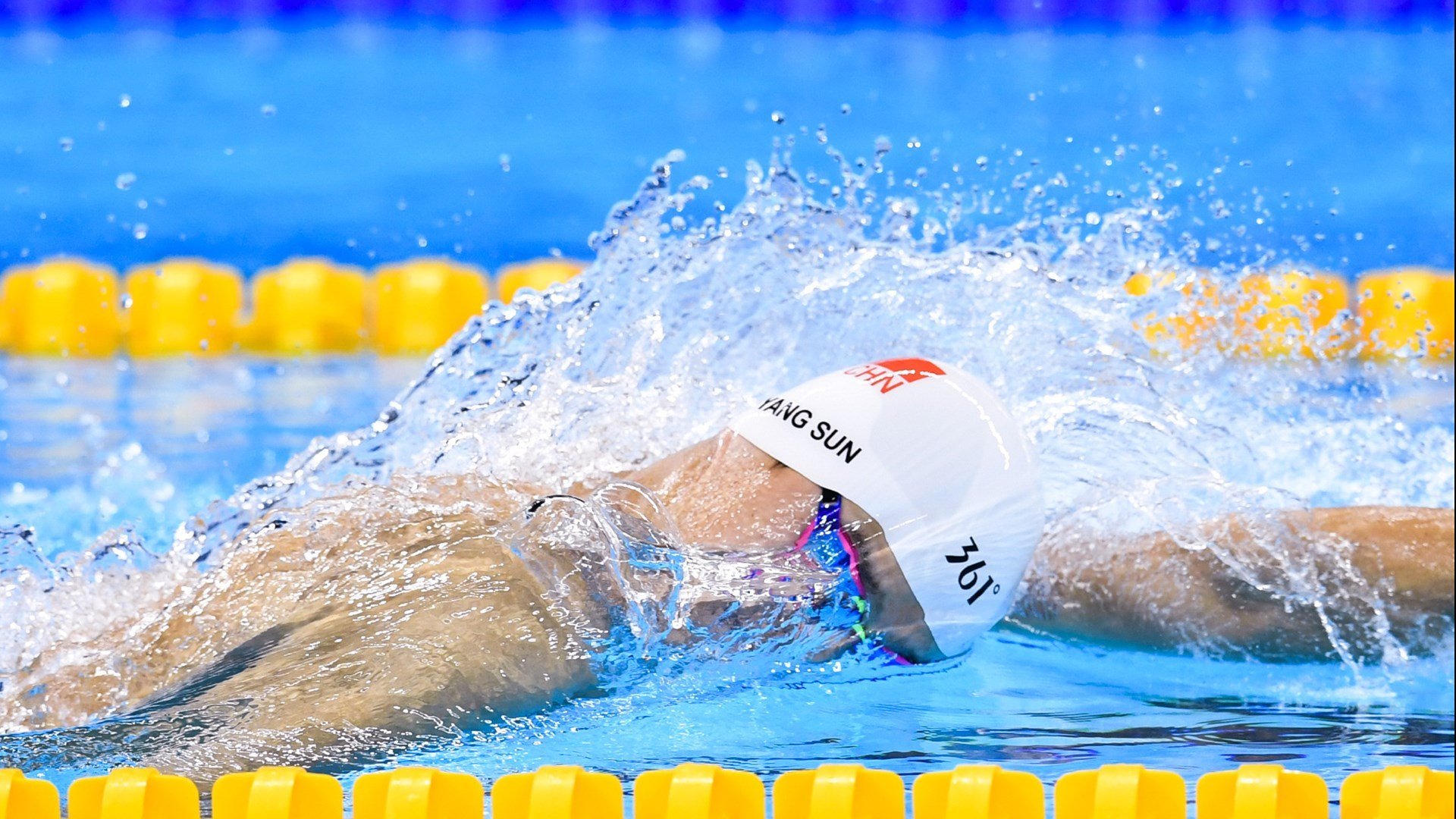 爱游戏电竞-自由泳转身蹬壁动作对比分析，自由泳转身慢动作示范